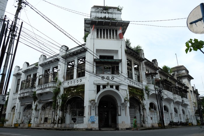 Gedung Warenhuis diketahui merupakan supermarket pertama di Medan. Kini bangunan bersejarah itu tampak terbengkalai dan menanti untuk direvitalisasi.