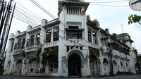 Warga melintas di depan bangunan bersejarah Gedung Warenhuis di Jalan Ahmad Yani VII, Medan, Sumatera Utara, Rabu (21/10/2020).