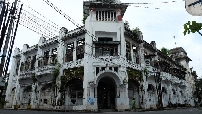 Gedung Warenhuis diketahui merupakan supermarket pertama di Medan. Kini bangunan bersejarah itu tampak terbengkalai dan menanti untuk direvitalisasi.