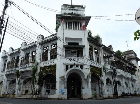 Gedung Warenhuis diketahui merupakan supermarket pertama di Medan. Kini bangunan bersejarah itu tampak terbengkalai dan menanti untuk direvitalisasi.