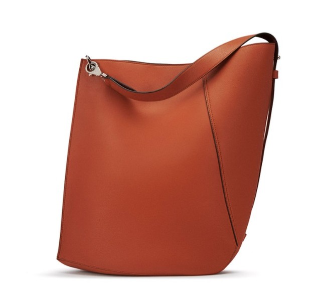 Tas yang dikenakannya pun keluaran brand ternama Lanvin. Tas dari 100 persen kulit sapi ini bisa dikenakan sebagai shoulder bag maupun ransel dan dijual sekitar Rp 26 juta. Foto: Dok. Lanvin