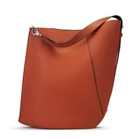 Tas yang dikenakannya pun keluaran brand ternama Lanvin. Tas dari 100 persen kulit sapi ini bisa dikenakan sebagai shoulder bag maupun ransel dan dijual sekitar Rp 26 juta. Foto: Dok. Lanvin