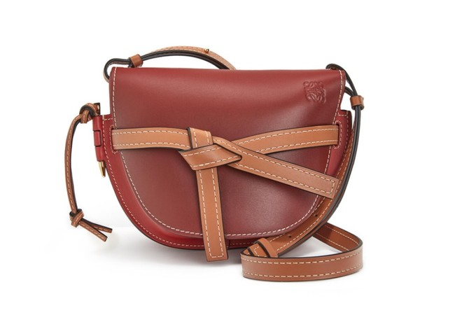 Berpakaian sederhana, ternyata tas yang dikenakan karakter Seo Dal-Mi mencapai puluhan juta rupiah. Tas cokelat ini keluaran LOEWE yang dibanderol seharga Rp 32 jutaan. Foto: Dok. LOEWE