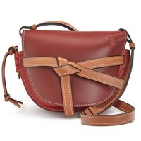 Berpakaian sederhana, ternyata tas yang dikenakan karakter Seo Dal-Mi mencapai puluhan juta rupiah. Tas cokelat ini keluaran LOEWE yang dibanderol seharga Rp 32 jutaan. Foto: Dok. LOEWE