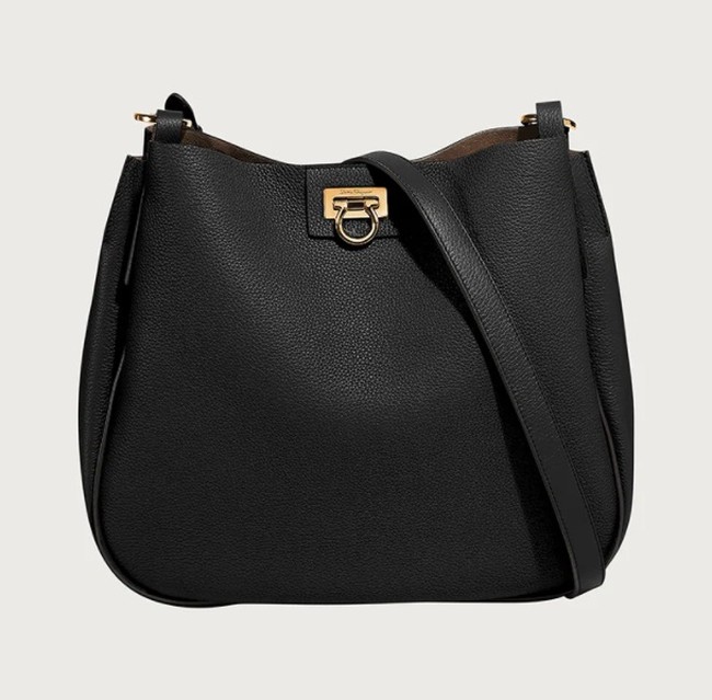 Lagi, tas tersebut ternyata keluaran brand fashion high-end Salvatore Ferragamo. Dijual sekitar Rp 20 juta. Foto: Dok. Salvatore Ferragamo