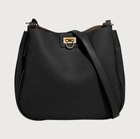 Lagi, tas tersebut ternyata keluaran brand fashion high-end Salvatore Ferragamo. Dijual sekitar Rp 20 juta. Foto: Dok. Salvatore Ferragamo