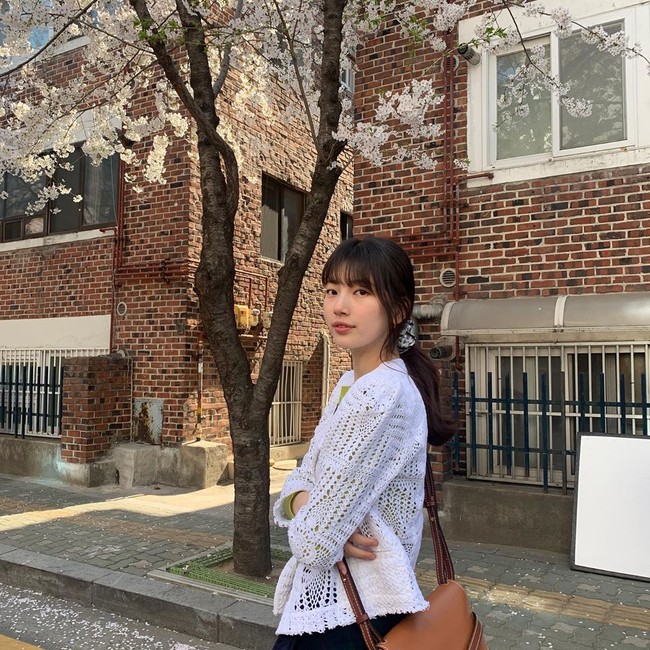 Koleksi tas branded yang dikenakan Bae Suzy dalam drama Start-Up mencuri perhatian netizen. Pasalnya karakter yang diperankannya, Seo Dal-Mi, diceritakan sebagai karyawan paruh waktu yang hidup pas-pasan. Foto: Dok. Start-Up/Netflix