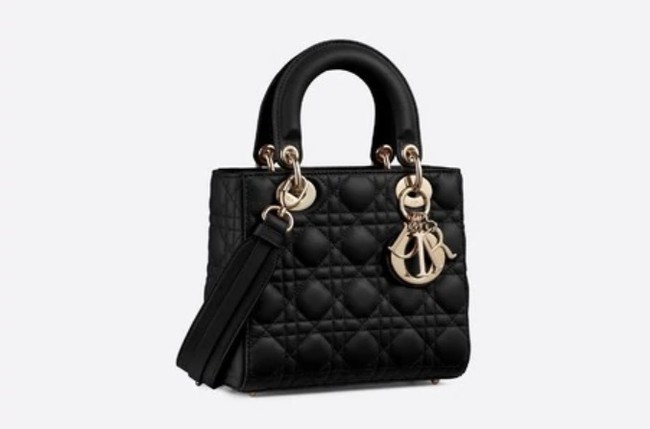 Tas Lady Dior warna hitam ini merupakan salah satu model klasik yang selalu jadi favorit para wanita. Harganya mencapai Rp 64 jutaan. Foto: Dok. Dior