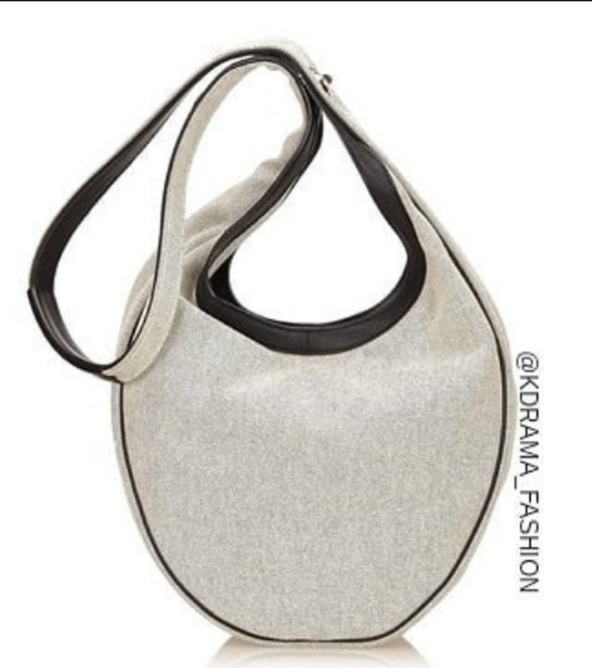 Tas tersebut rupanya milik stylist pribadi Suzy. Tas putih dengan detail glitter ini merupakan tas keluaran Hermes yang sudah tidak tersedia lagi di pasaran. Tapi produk preloved-nya dijual lewat situs Farfetch seharga Rp 28 juta. Foto: Instagram/@kdrama_fashion