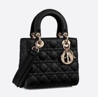Tas Lady Dior warna hitam ini merupakan salah satu model klasik yang selalu jadi favorit para wanita. Harganya mencapai Rp 64 jutaan. Foto: Dok. Dior