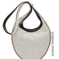 Tas tersebut rupanya milik stylist pribadi Suzy. Tas putih dengan detail glitter ini merupakan tas keluaran Hermes yang sudah tidak tersedia lagi di pasaran. Tapi produk preloved-nya dijual lewat situs Farfetch seharga Rp 28 juta. Foto: Instagram/@kdrama_fashion