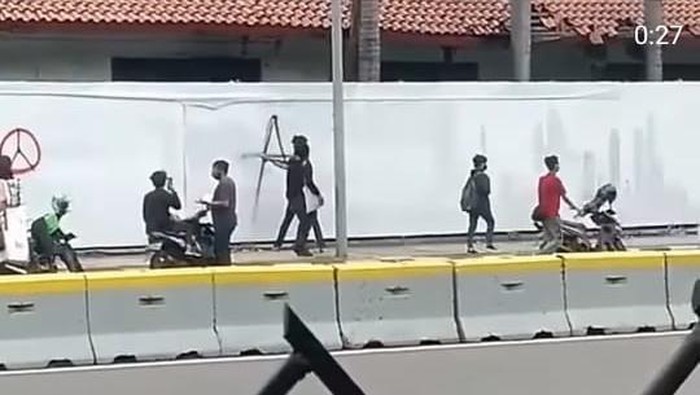 Tembok PGN dicoreti lambang anarko