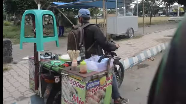 Tentara Ini Borong  Habis Telur Gulung Jualan Anak Sekolah