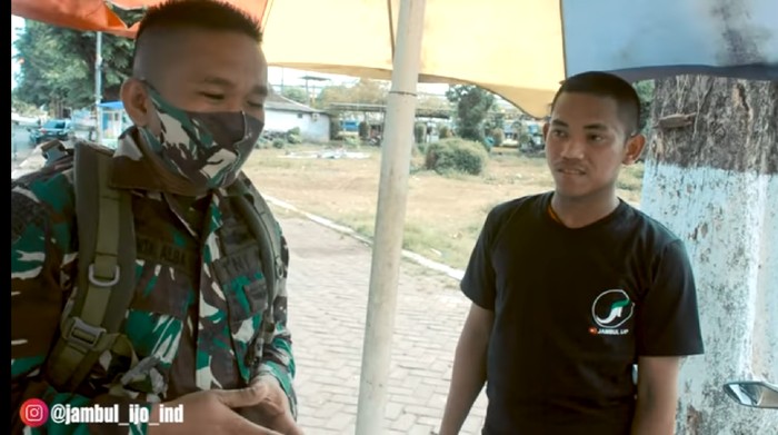 Tentara Ini Borong  Habis Telur Gulung Jualan Anak Sekolah