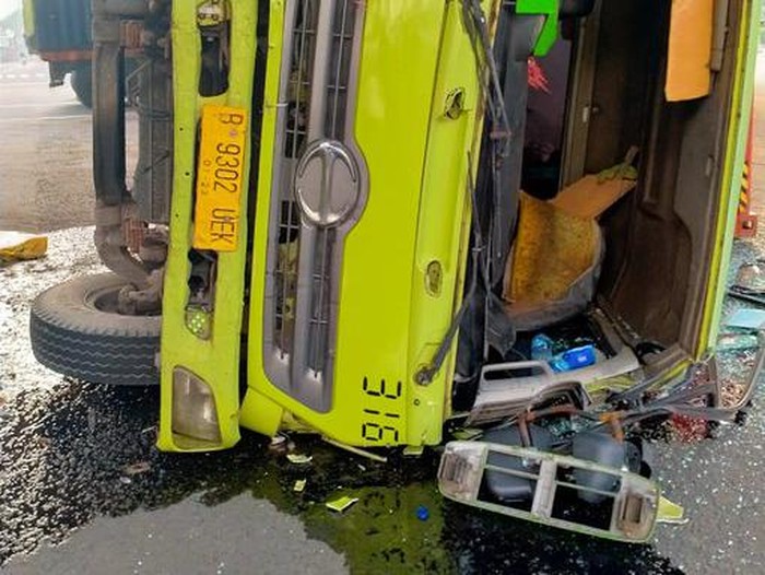 Truk terguling di Tomang, Jakarta Barat.