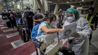 Berbagai langkah protokol kesehatan harus dilaksanakan oleh turis. (AP/Wason Wanichakorn