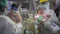 Seorang bocah diperiksa oleh petugas kesehatan di Bandara Svarnabhumi. (AP/Wason Wanichakorn)