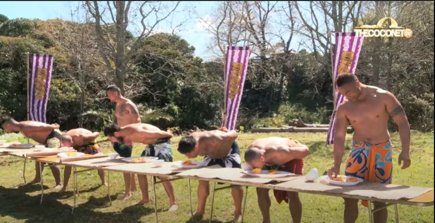 Video Pria-pria Telanjang Dada Saat Makan Pepaya Ini Viral