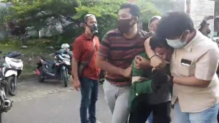 Video viral polisi amankan pendemo rusuh di Jambi (Screenshot video viral)