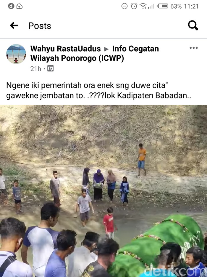 Video Viral Warga Gotong Jenazah Lewat Sungai dan Jalan Ekstrem