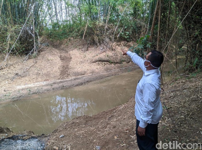 Video Viral Warga Gotong Jenazah Lewat Sungai dan Jalan Ekstrem