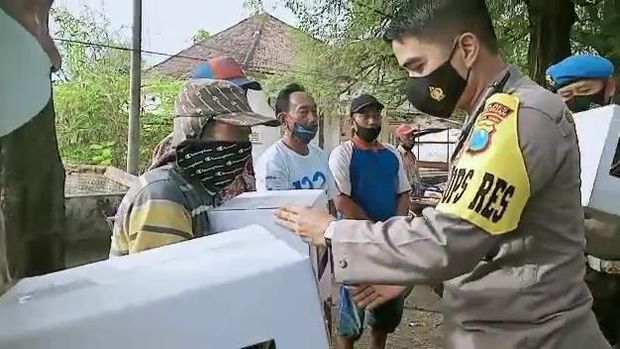 viral tukang becak pasang bendera