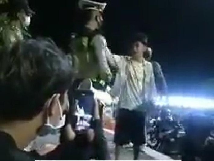 Viral video seorang pemuda marah saat ditegur polisi karena tak pakai masker.