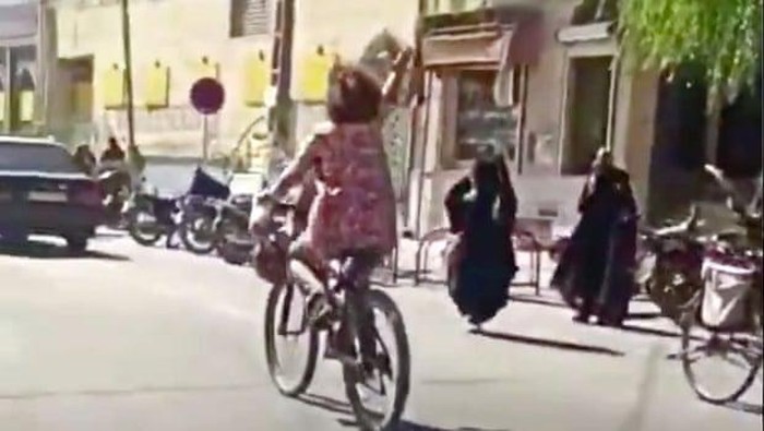 Wanita di Iran tanpa hijab bersepeda di tangkap (tangkapan layar video)