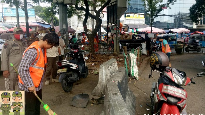 Warga melanggar protokol kesehatan COVID-19 di Pasar Kebayoran Lama diberi sanksi sosial.