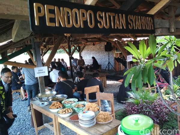 Tepatnya di Jalan Soekarno-Hatta, Kecamatan Talun, Kabupaten Cirebon, ada Warung Kopi Manis (WKM) yang jadi tujuan wisata kuliner baru di Cirebon. Restoran itu konsepnya unik karena menyuguhkan nuansa alam dan pedesaan. Tepatnya di Jalan Soekarno-Hatta, Kecamatan Talun, Kabupaten Cirebon, ada Warung Kopi Manis (WKM) yang jadi tujuan wisata kuliner baru di Cirebon. Restoran itu konsepnya unik karena menyuguhkan nuansa alam dan pedesaan.