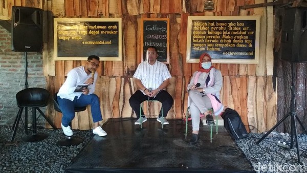 Pemilik WKM, Anton Octavianto mengatakan bisnis wisata kuliner sempat menurun drastis pada awal pandemi. Tapi, kondisi tersebut berangsur membaik, seiring kembalinya para pelancong. Pemilik WKM, Anton Octavianto mengatakan bisnis wisata kuliner sempat menurun drastis pada awal pandemi. Tapi, kondisi tersebut berangsur membaik, seiring kembalinya para pelancong.