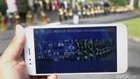 Tamu undangan menyaksikan acara wisuda virtual UGM melalui gawai.