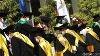 Rektor UGM Prof. Panut Mulyono, memindahkan samir dan memberikan selamat kepada wisudawan saat acara wisuda virtual UGM