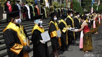 Wisuda virtual ini dilaksanakan diluar ruangan, dengan pembatasan jarak fisik serta penerapan standar protokol kesehatan ketat.