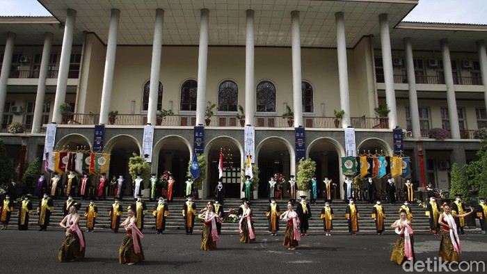 Sebanyak 22 wisudawan Cumlaude mewakili wisudawan Universitas Gajah Mada pada acara wisuda virtual pertama UGM di halaman Balairung, UGM, Yogyakarta, Rabu (21/10/2020). Wisuda virtual ini gabungan dari tiga periode wisuda yaitu bulan April, Juli dan Oktober dengan total 3.004 wisudawan.