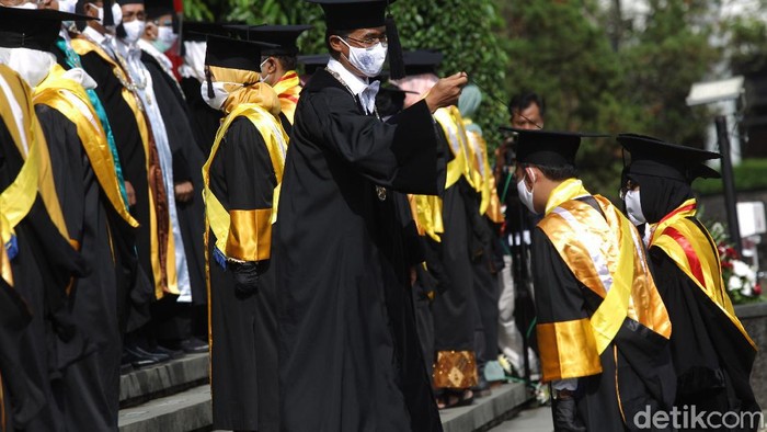 Wisuda Virtual Pertama Universitas Gajah Mada Sebanyak 22 wisudawan Cumlaude mewakili wisudawan Universitas Gajah Mada pada acara wisuda virtual pertama UGM di halaman Balairung, UGM, Yogyakarta, Rabu (21/10/2020). Wisuda virtual ini gabungan dari tiga periode wisuda yaitu bulan April, Juli dan Oktober dengan total 3.004 wisudawan.