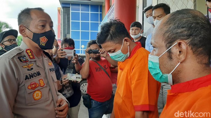 2 Pengeroyok sopir taksi online di Polrestabes Palembang ditangkap.
