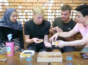 5 Reaksi Bule Saat Cicip Martabak Indonesia Pertama Kali