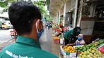 Aksi Bagi-bagi Masker di Pasar Gede Surakarta