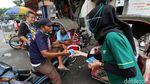 Aksi Bagi-bagi Masker di Pasar Gede Surakarta