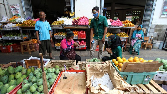 Demi mencegah penyebaran virus Corona, aksi bagi-bagi masker dilakukan di Pasar Gede, Surakarta, Jawa Tengah.
