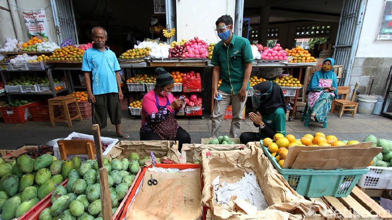 Aksi Bagi-bagi Masker di Pasar Gede Surakarta Demi mencegah penyebaran virus Corona, aksi bagi-bagi masker dilakukan di Pasar Gede, Surakarta, Jawa Tengah.