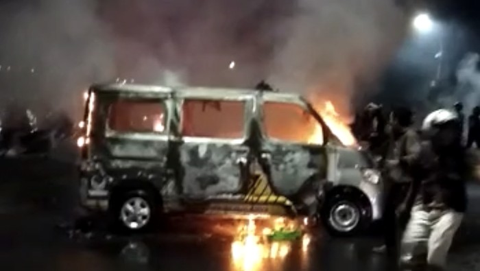 Aksi massa tolak Omnibus Law di Makassar berakhir ricuh