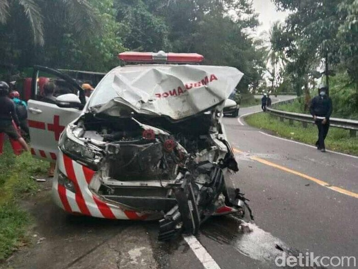 Ambulans untuk pasien COVID-19 ringsek usai tabrakan dengan truk di Jalan Trans Sulawesi di daerah Mamuju, Sulbar (Abdy Febriady/detikcom)