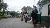 Pawai Hari Santri tetap mengenakan masker sesuai dengan protokol kesehatan.