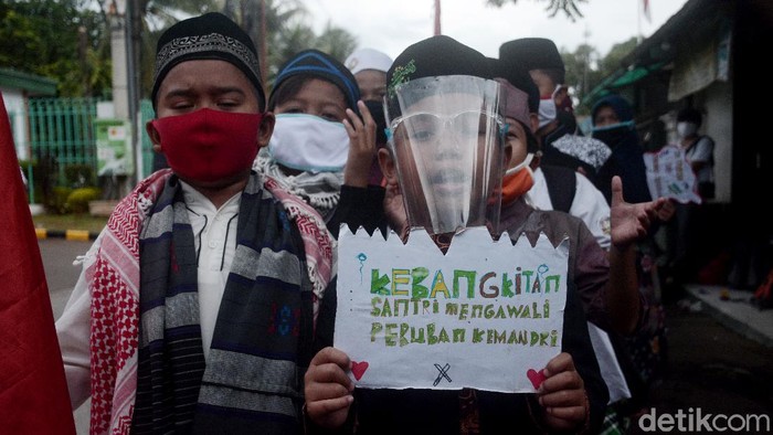 Anak-anak Pengajian Pawai Sambut Hari Santri Anak-anak bersuka ria saat berpose sebelum melanjutkan pawai dalam rangka menyambut Hari Santri yang jatuh pada hari ini