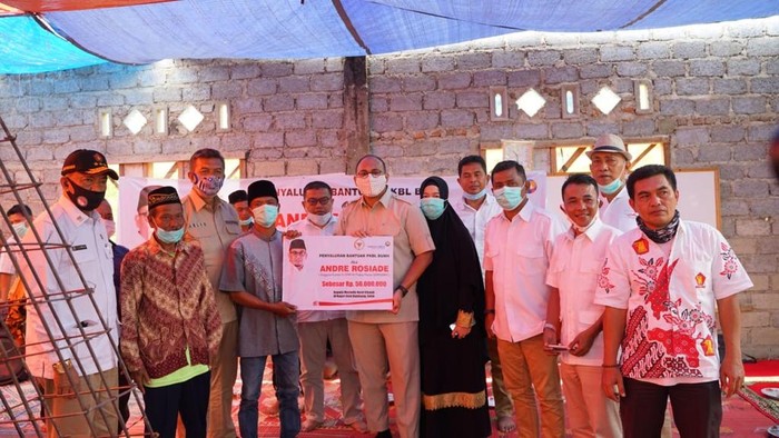 Andre Rosiade saat beri bantuan ke rumah ibadah di Solok