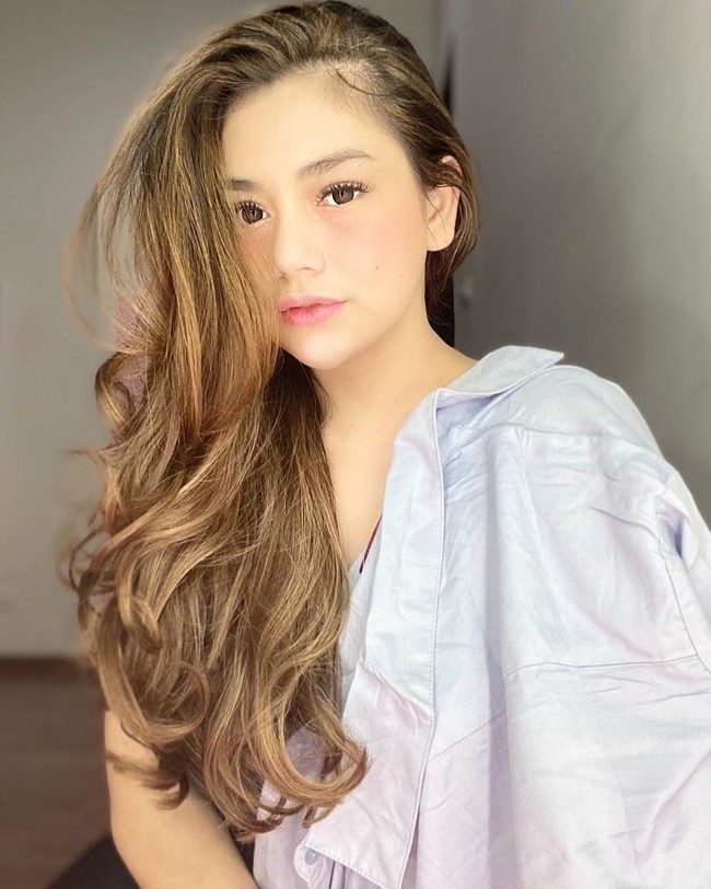 Pemilik nama lengkap Celine Evangelista Monika Maureen Ricci adalah artis Indonesia yang lahir di Roma, Italia. Istri dari Stefan William ini ternyata memiliki darah Italia dalam dirinya. Foto: Instagram/@celine_evangelista