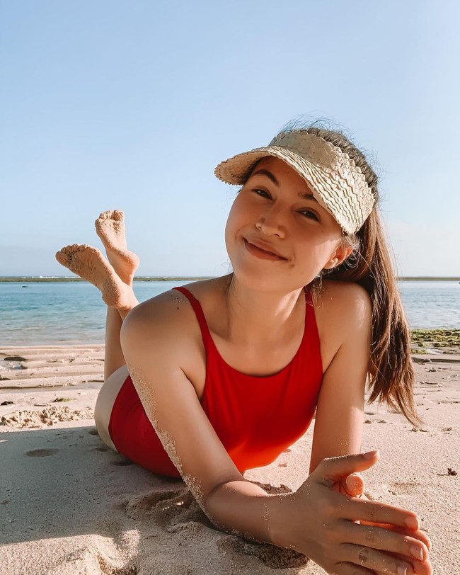 Olivia Jensen sering terlihat mengunggah foto-foto liburan serta gaya hidup sehatnya di Instagram. Parasnya yang cantik seringkali mencuri perhatian. Ternyata Olivia merupakan artis Indonesia blasteran Denmark loh.. Foto: Instagram/@oliviajensen