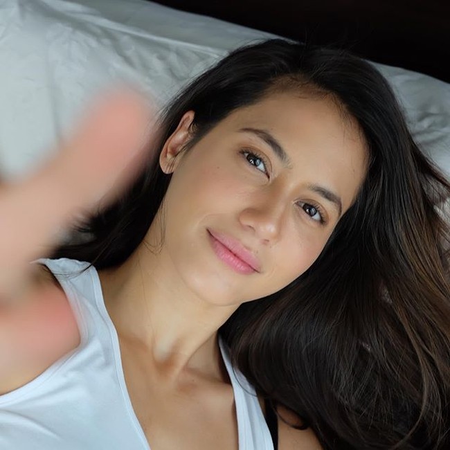 Pemilik nama lengkap Pevita Cleo Eileen Pearce ini memiliki darah blasteran Banjarmasin-Wales. Ayah Pevita berasal dari Wales, Inggris, sedangkan ibunya berasal dari Banjarmasin. Foto: Instagram/@pevpearce